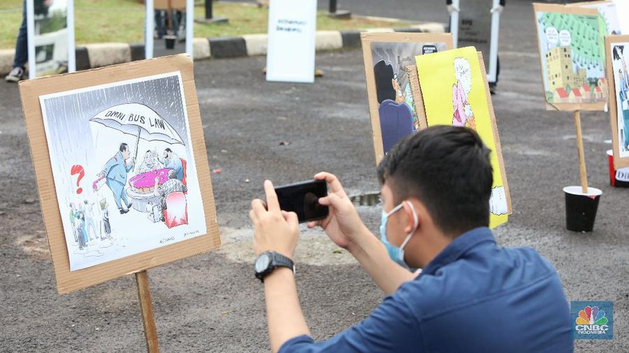 Sejumlah aktivis yang tergabung dalam gerakan #BersihkanIndonesia melakukan aksi di depan Gedung DPR/MPR. (CNBC Indonesia/Andrean Kristianto)