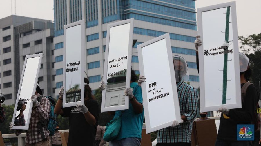 Sejumlah aktivis yang tergabung dalam gerakan #BersihkanIndonesia melakukan aksi di depan Gedung DPR/MPR. (CNBC Indonesia/Andrean Kristianto)