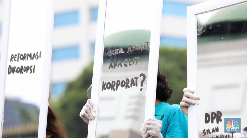 Sejumlah aktivis yang tergabung dalam gerakan #BersihkanIndonesia melakukan aksi di depan Gedung DPR/MPR. (CNBC Indonesia/Andrean Kristianto)