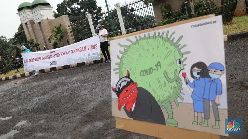 Sejumlah aktivis yang tergabung dalam gerakan #BersihkanIndonesia melakukan aksi di depan Gedung DPR/MPR. (CNBC Indonesia/Andrean Kristianto)