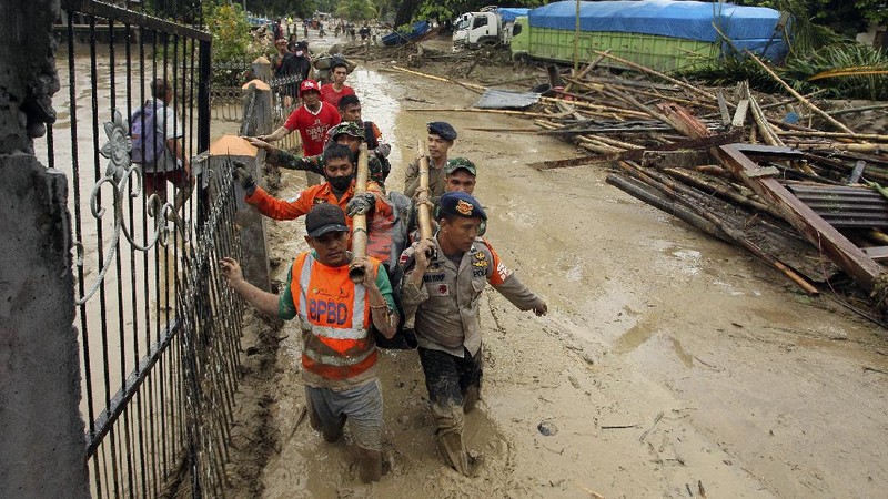 Banjir bandang di Masamba. (AP/Khaizuran Muchtamir)