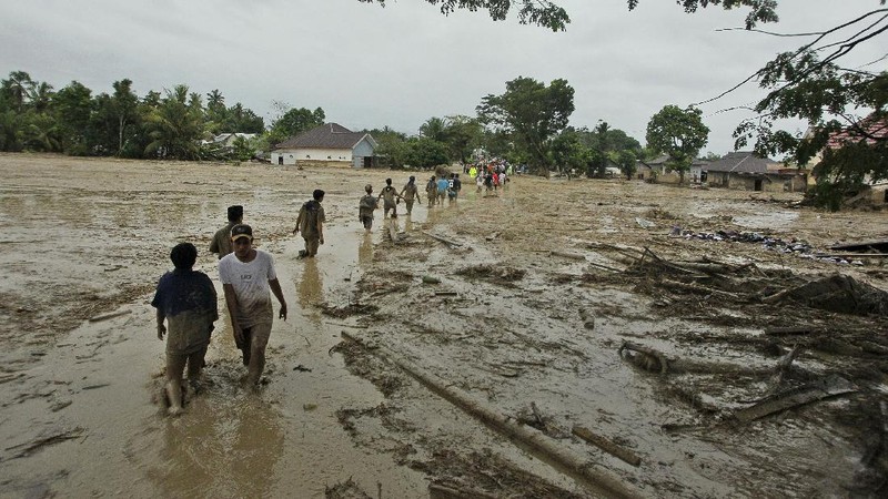 Banjir bandang di Masamba. (AP/Khaizuran Muchtamir)
