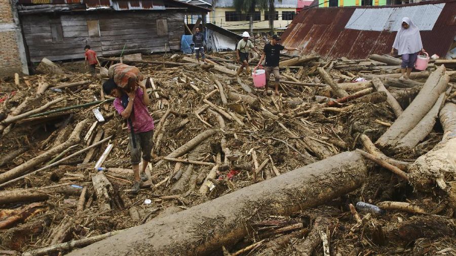 Banjir bandang di Masamba. (AP/Khaizuran Muchtamir)
