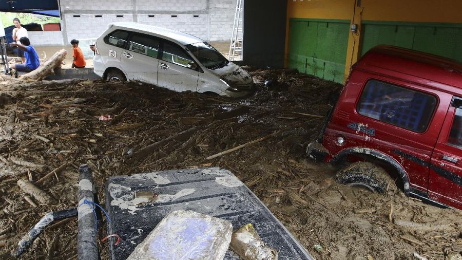 Banjir bandang di Masamba. (AP/Khaizuran Muchtamir)