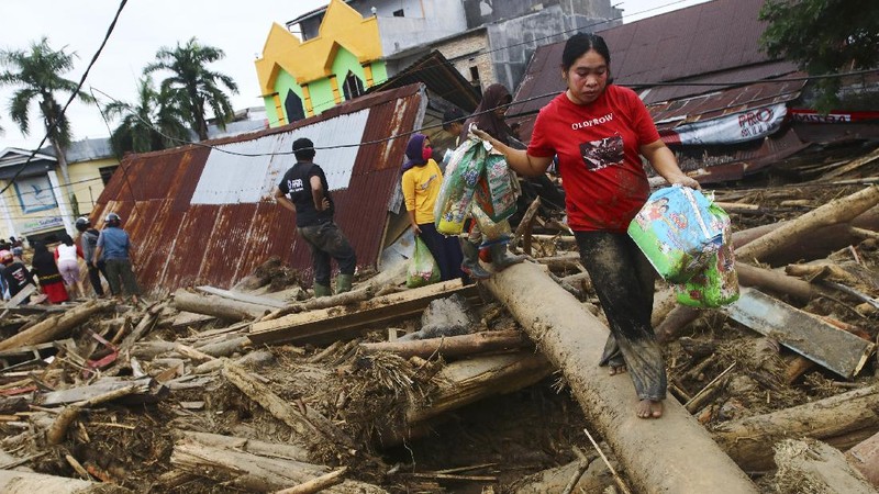 Banjir bandang di Masamba. (AP/Khaizuran Muchtamir)