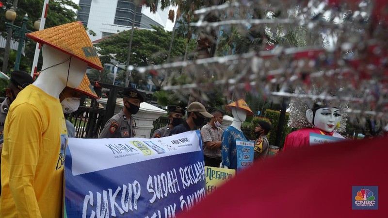 Demo tolak Reklamasi Ancol di depan Balai Kota. (CNBC Indonesia/Andrean Kristianto)