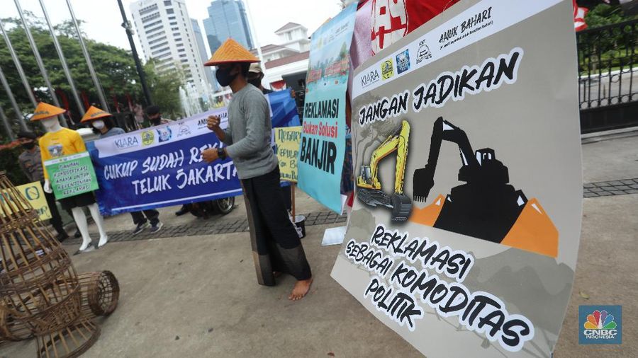 Demo tolak Reklamasi Ancol di depan Balai Kota. (CNBC Indonesia/Andrean Kristianto)