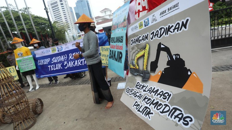 Demo tolak Reklamasi Ancol di depan Balai Kota. (CNBC Indonesia/Andrean Kristianto)