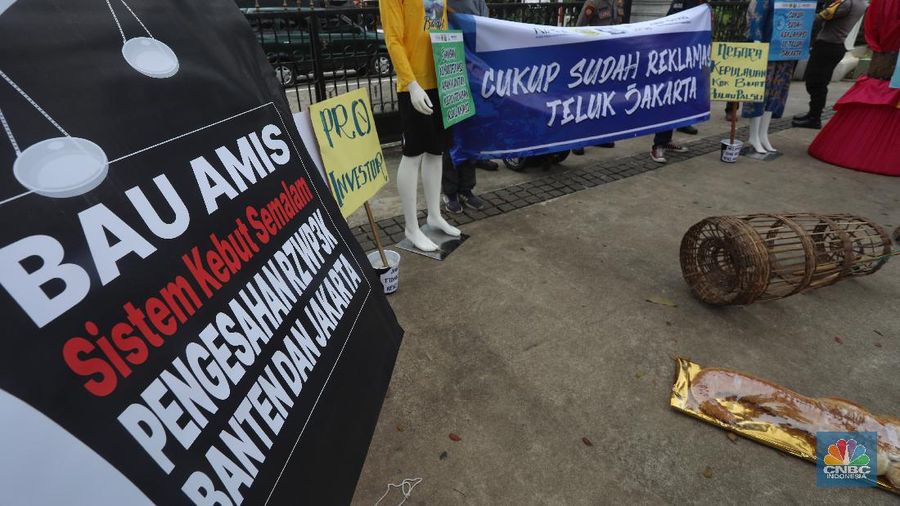 Demo tolak Reklamasi Ancol di depan Balai Kota. (CNBC Indonesia/Andrean Kristianto)