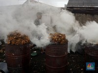 Intip Produksi Arang yang Mulai Mengepul Jelang Lebaran Haji