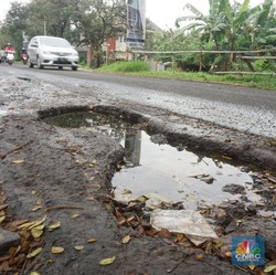 Jalanan di Jambi Rusak Parah, Bina Marga Ogah Turun Tangan