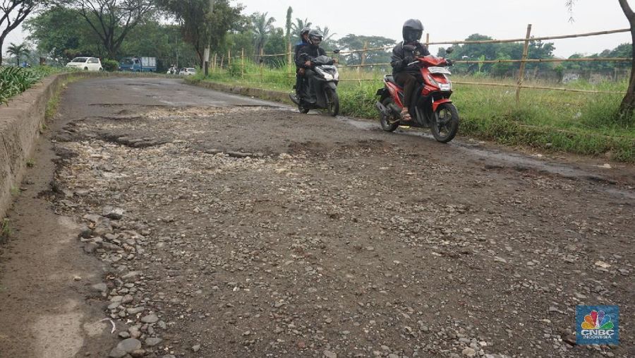 Ilustrasi jalan rusak. (CNBC Indonesia/Muhammad Sabki)