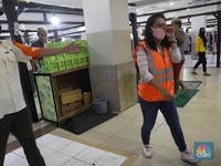 Mulai Besok, Anies Larang Kerumunan Warga Lebih dari 5 Orang!