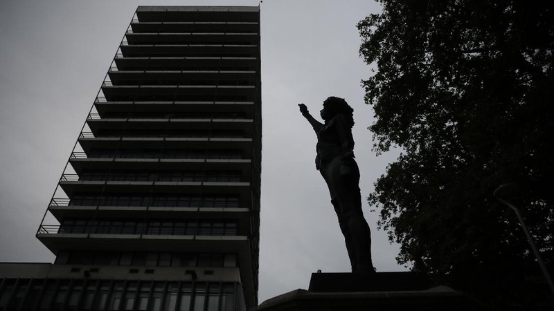 Patung pendemo Black Lives Matter di Inggris diturunkan. AP/Ben Birchall