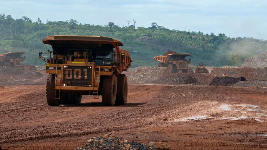 Sejumlah articulated dump truck mengangkut material pada pengerukan lapisan atas di pertambangan nikel PT. Vale di Soroako, Luwu Timur, Sulawesi Selatan, Kamis (28/3/2019). ANTARA FOTO/Basri Marzuki