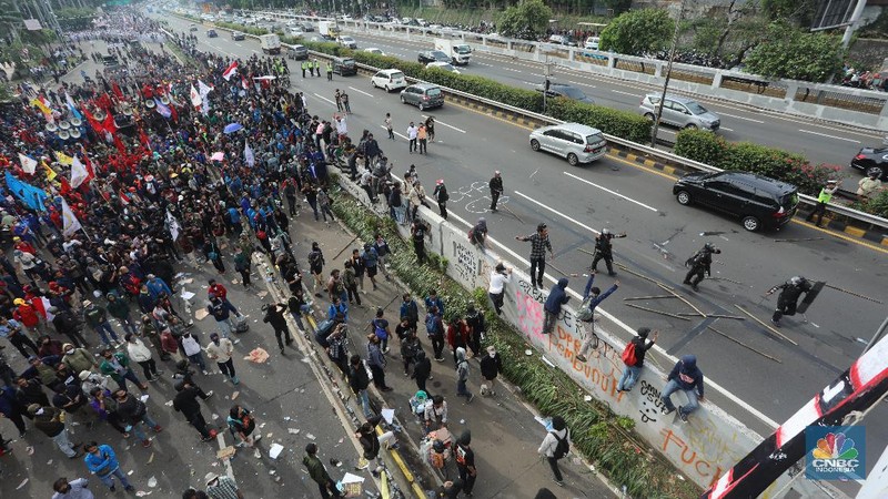 Aksi demo tolak Omnibus Law, masa aksi memasuki jalan tol. (CNBC Indonesia/Andrean Kristianto)