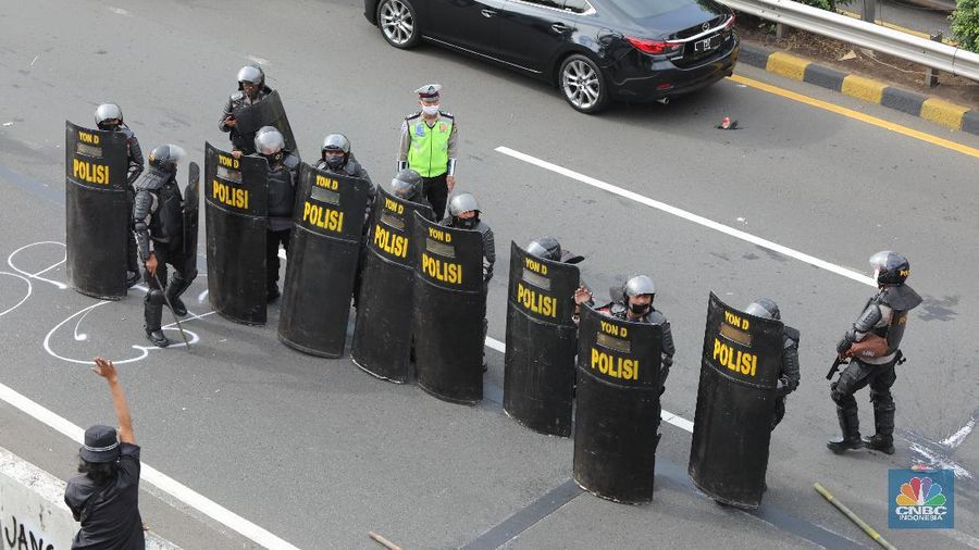 Aksi demo tolak Omnibus Law, masa aksi memasuki jalan tol. (CNBC Indonesia/Andrean Kristianto)