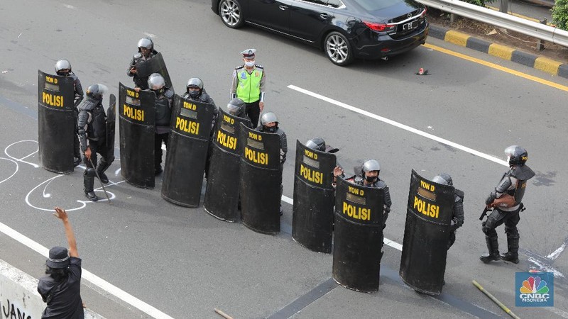Aksi demo tolak Omnibus Law, masa aksi memasuki jalan tol. (CNBC Indonesia/Andrean Kristianto)