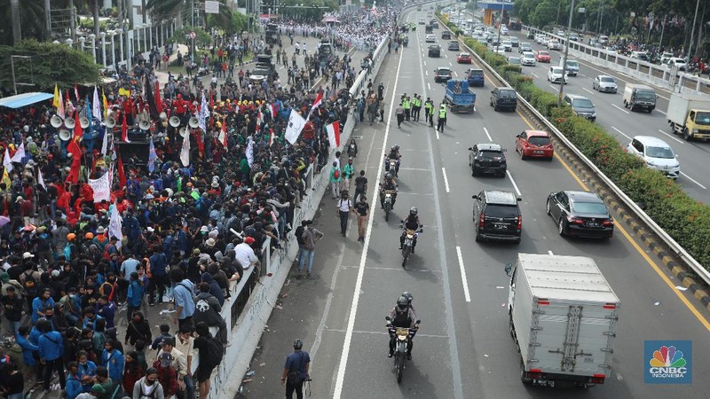Aksi demo tolak Omnibus Law, masa aksi memasuki jalan tol. (CNBC Indonesia/Andrean Kristianto)