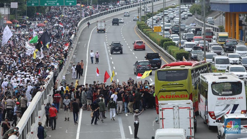 Aksi demo tolak Omnibus Law, masa aksi memasuki jalan tol. (CNBC Indonesia/Andrean Kristianto)