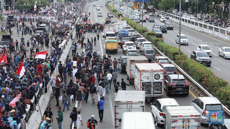 Aksi demo tolak Omnibus Law, masa aksi memasuki jalan tol. (CNBC Indonesia/Andrean Kristianto)