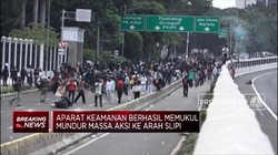 Aksi Tolak Omnibus Law di DPR Ricuh!
