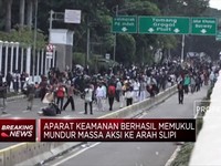 Aksi Tolak Omnibus Law di DPR Ricuh!