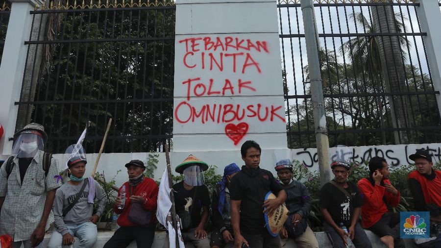 Aksi Vandalisme saat aksi penolakan Omnibus Law di depan gedung  DPR RI. (CNBC Indonesia/Andrean Kristianto)