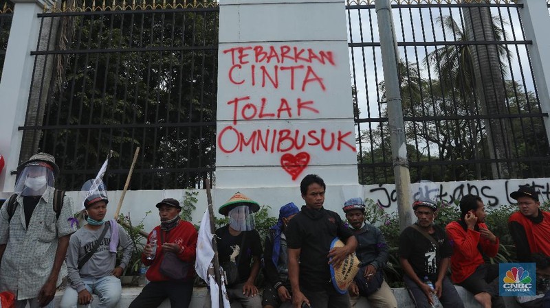 Aksi Vandalisme saat aksi penolakan Omnibus Law di depan gedung  DPR RI. (CNBC Indonesia/Andrean Kristianto)