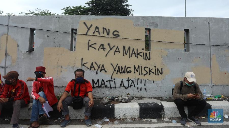 Aksi Vandalisme saat aksi penolakan Omnibus Law di depan gedung  DPR RI. (CNBC Indonesia/Andrean Kristianto)