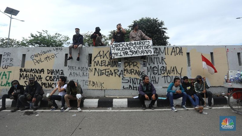 Aksi Vandalisme saat aksi penolakan Omnibus Law di depan gedung  DPR RI. (CNBC Indonesia/Andrean Kristianto)