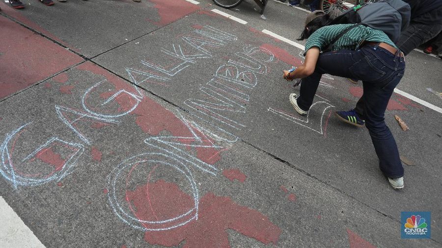 Aksi Vandalisme saat aksi penolakan Omnibus Law di depan gedung  DPR RI. (CNBC Indonesia/Andrean Kristianto)