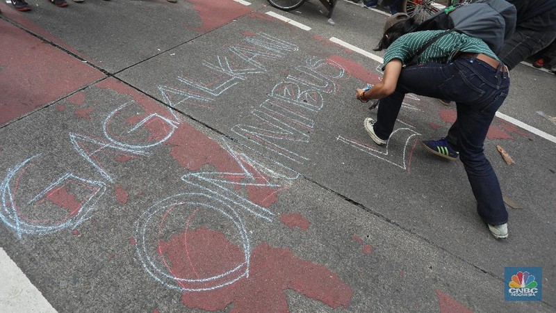Aksi Vandalisme saat aksi penolakan Omnibus Law di depan gedung  DPR RI. (CNBC Indonesia/Andrean Kristianto)