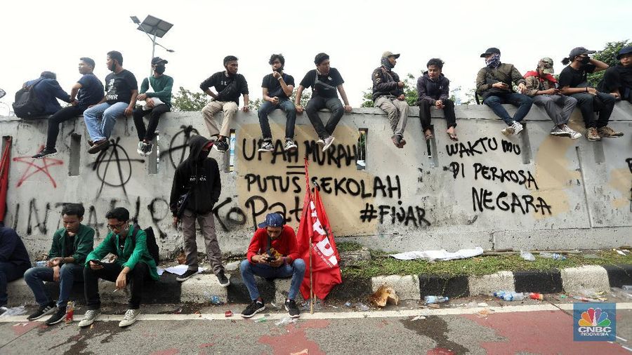 Aksi Vandalisme saat aksi penolakan Omnibus Law di depan gedung  DPR RI. (CNBC Indonesia/Andrean Kristianto)