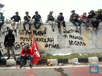 Buruh Lanjut Mogok, IHSG Nyusruk ke Zona Merah!