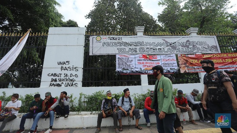 Aksi Vandalisme saat aksi penolakan Omnibus Law di depan gedung  DPR RI. (CNBC Indonesia/Andrean Kristianto)