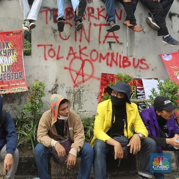 Wah, Corat-Coret Marak Saat Demo Tolak Omnibus Law Depan DPR