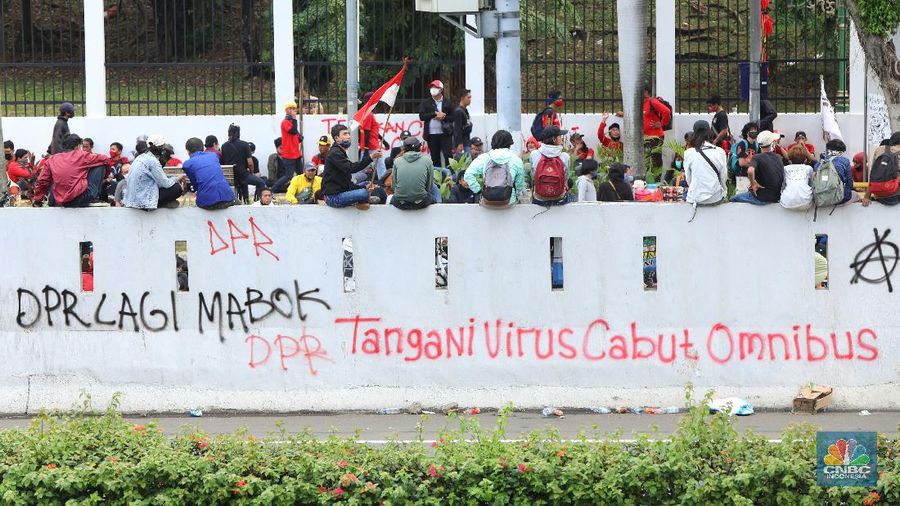 Aksi Vandalisme saat aksi penolakan Omnibus Law di depan gedung  DPR RI. (CNBC Indonesia/Andrean Kristianto)