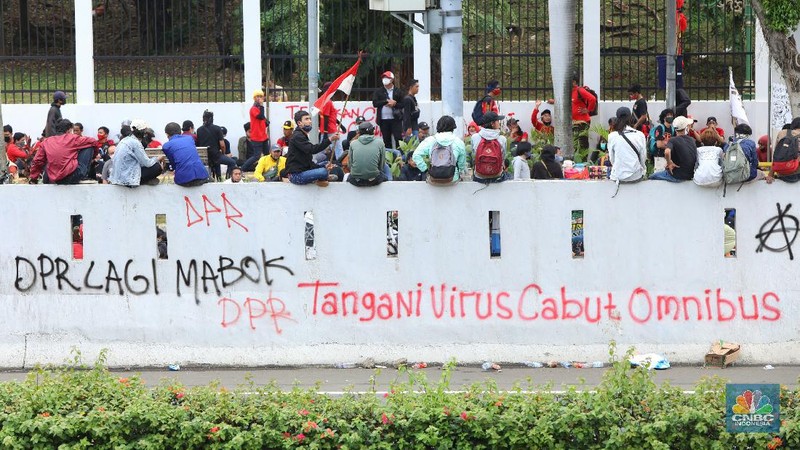 Aksi Vandalisme saat aksi penolakan Omnibus Law di depan gedung  DPR RI. (CNBC Indonesia/Andrean Kristianto)