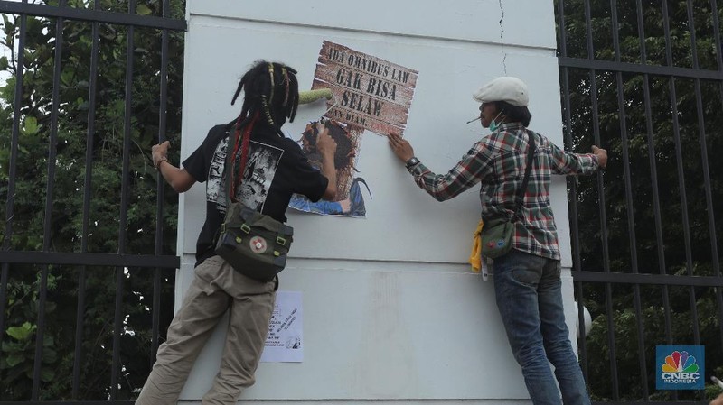 Aksi Vandalisme saat aksi penolakan Omnibus Law di depan gedung  DPR RI. (CNBC Indonesia/Andrean Kristianto)