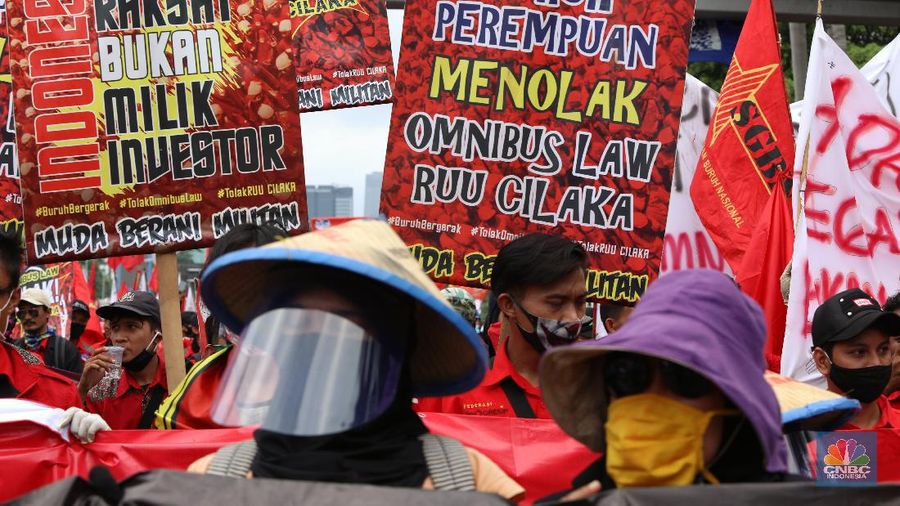 Demo Tolak Omnibus Law di Depan Gedung DPR. (CNBC Indonesia/Andrean Kristianto)