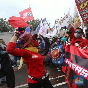 Tolak Keras Omnibus Law, Massa Buruh Kepung Gedung DPR RI!