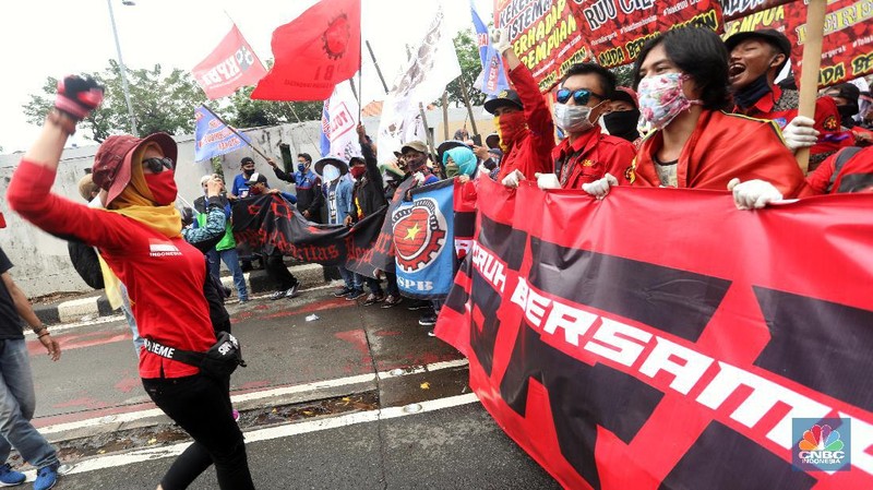 Demo Tolak Omnibus Law di Depan Gedung DPR. (CNBC Indonesia/Andrean Kristianto)