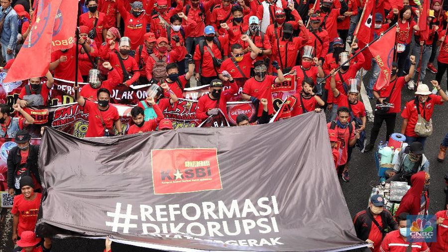 Demo Tolak Omnibus Law di Depan Gedung DPR. (CNBC Indonesia/Andrean Kristianto)