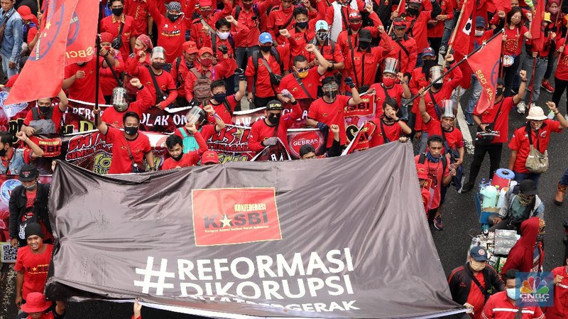 Demo Tolak Omnibus Law di Depan Gedung DPR. (CNBC Indonesia/Andrean Kristianto)