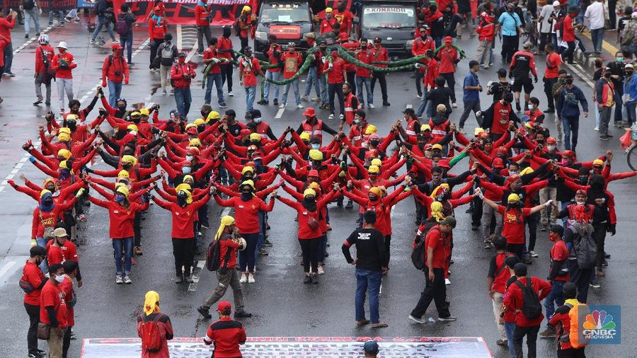Demo Tolak Omnibus Law di Depan Gedung DPR. (CNBC Indonesia/Andrean Kristianto)
