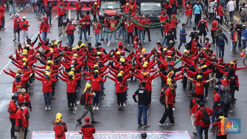 Demo Tolak Omnibus Law di Depan Gedung DPR. (CNBC Indonesia/Andrean Kristianto)