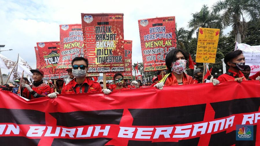 Demo Tolak Omnibus Law di Depan Gedung DPR. (CNBC Indonesia/Andrean Kristianto)