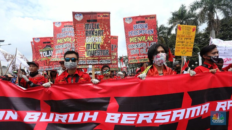 Demo Tolak Omnibus Law di Depan Gedung DPR. (CNBC Indonesia/Andrean Kristianto)