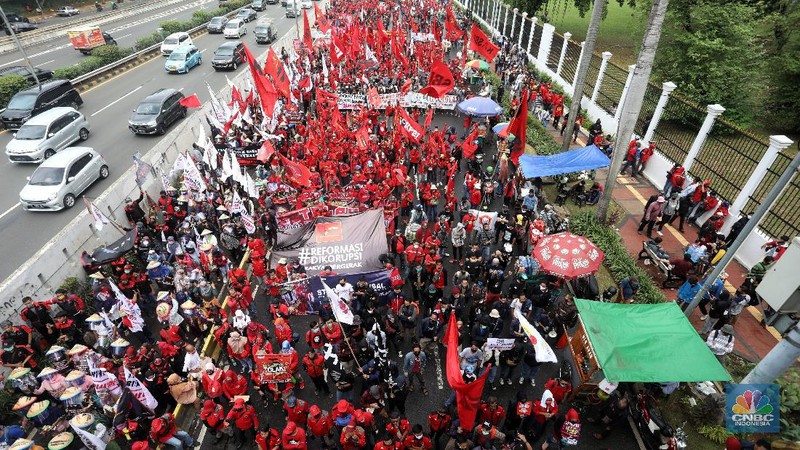 Demo Tolak Omnibus Law di Depan Gedung DPR. (CNBC Indonesia/Andrean Kristianto)